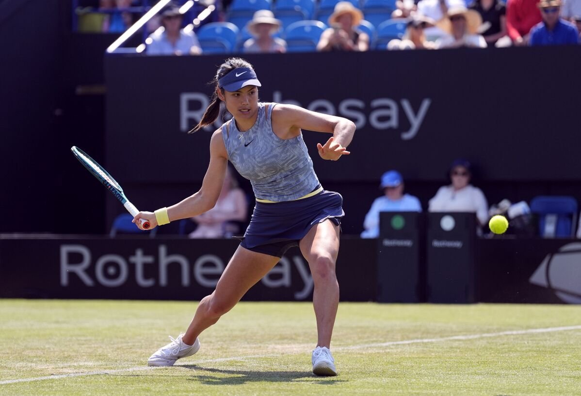 Raducanu mencapai perempat final di Eastbourne setelah menyelamatkan match point lawan Pegula