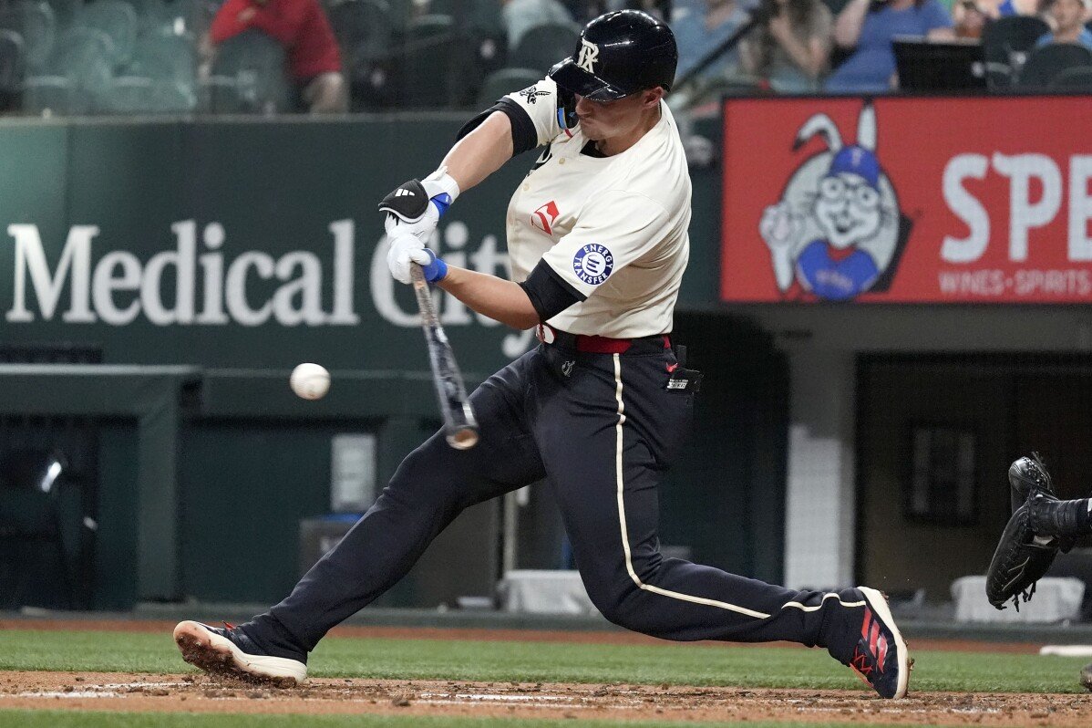 Seager memukul double 2-run dan 5 pitcher Rangers gabungan meraih 3 pukulan dalam kemenangan 3-0 atas Rays