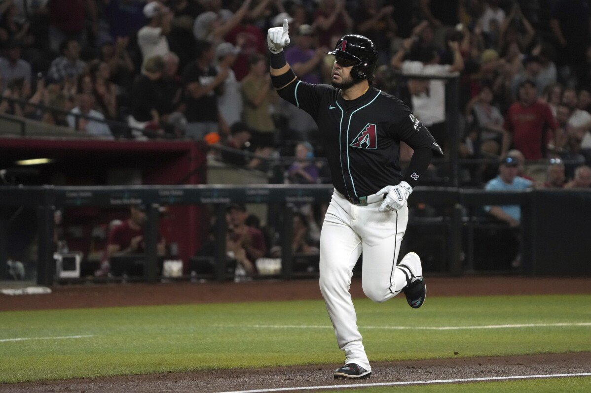 Eugenio Suarez melakukan home run, menghasilkan 3 poin untuk membantu Diamondbacks bangkit melawan Braves, 7-5